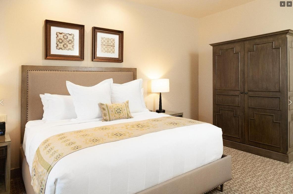 Deluxe King Room,747313478:JPEG